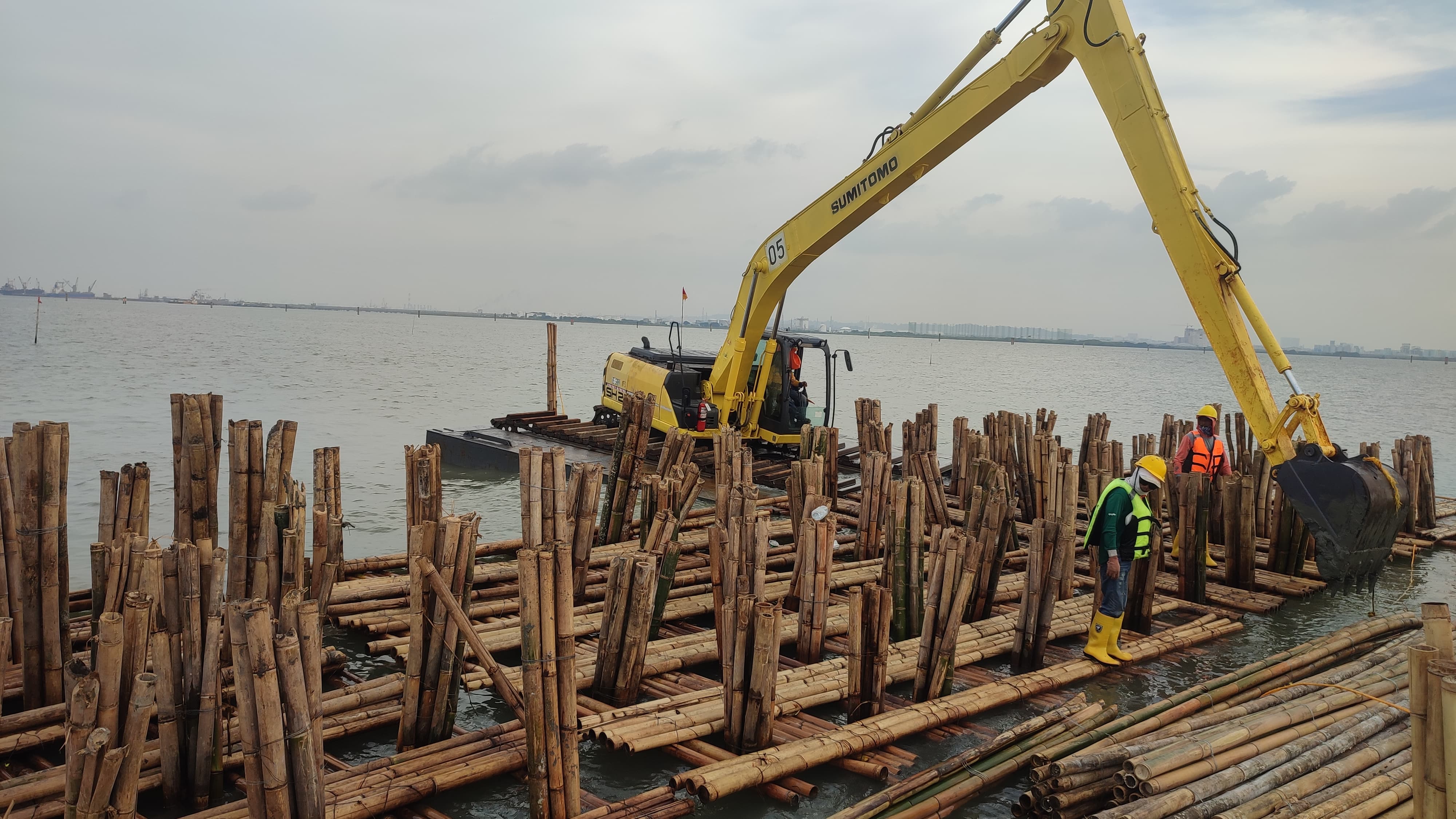 Pemasangan Cerucuk Bambu Proyek Short Protection Instrument Geoteknik, Jalan Inspeksi, dan Soil Improvement di PT. Adhi Karya (Persero) Tbk.